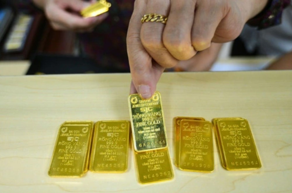 Giá vàng hôm nay 5-2: Vàng thế giới tăng vọt