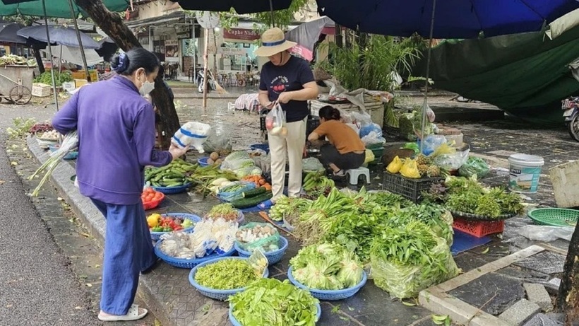 Hành vi đầu cơ hàng hóa, găm hàng, tăng giá hàng hóa bất hợp lý bị phạt tiền thế nào?