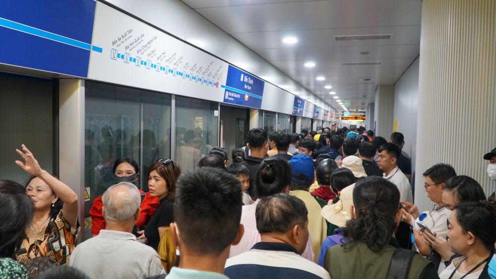 Đông nghẹt người dân trải nghiệm tuyến metro hơn 47.300 tỷ đồng sau 12 năm chờ đợi