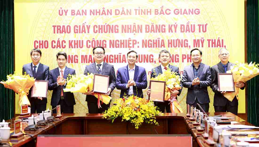 Bắc Giang trao giấy chứng nhận đầu tư cho 4 khu công nghiệp với tổng vốn đầu tư gần 16.000 tỷ đồng