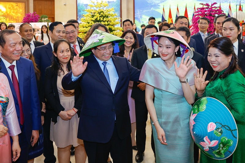 Thủ tướng Thái Lan đội nón lá, trải nghiệm làm tranh dân gian Đông Hồ cùng Thủ tướng Việt Nam