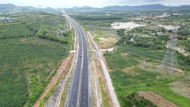 Bất động sản 24h: Đến 15/8, Tây Ninh sẽ bàn giao xong mặt bằng cao tốc TP.HCM - Mộc Bài