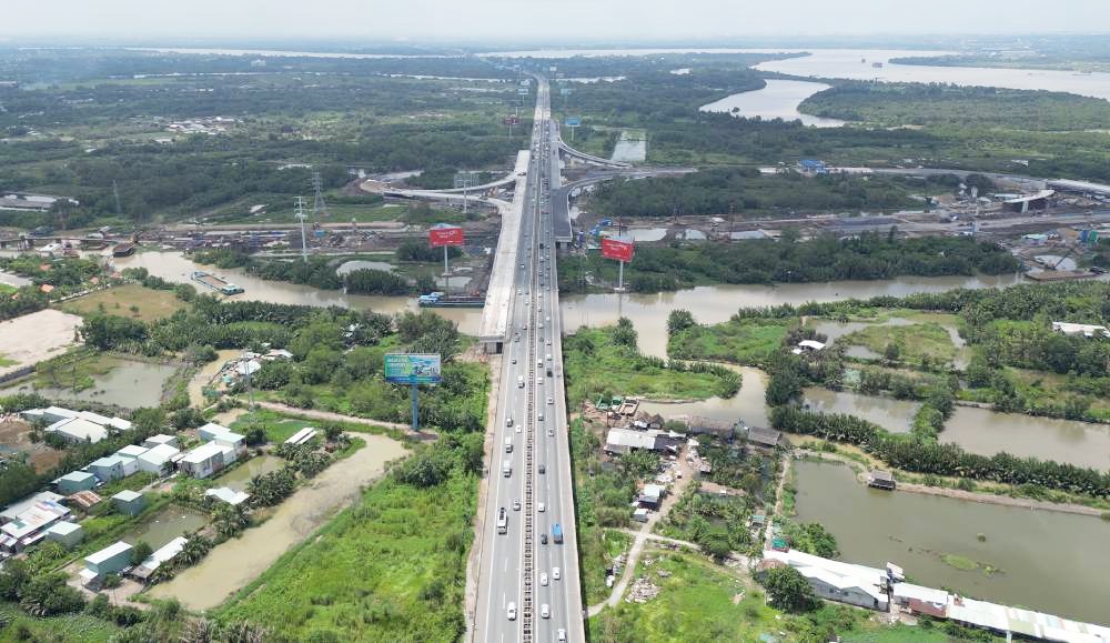 Vừa thi công mở rộng, vừa cho xe chạy trên cao tốc TP.HCM - Long Thành
