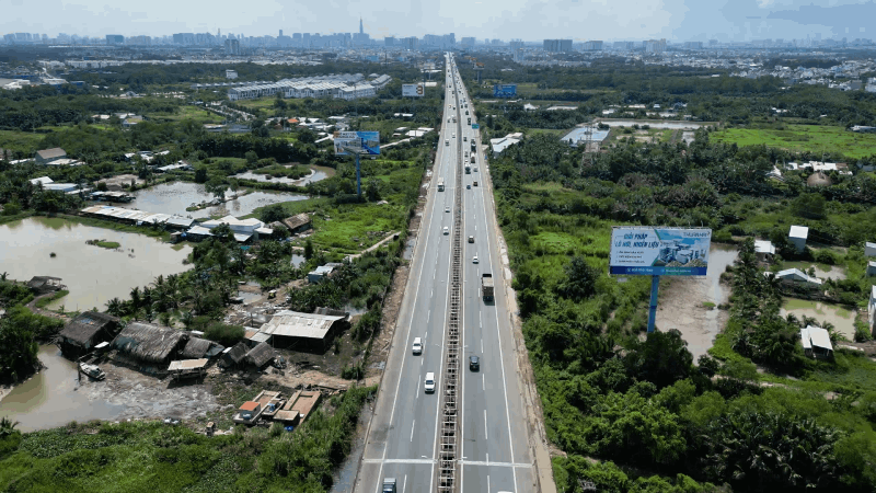 CẬN CẢNH tuyến cao tốc “huyết mạch” kết nối TP.HCM tới sân bay Long Thành đang được mở rộng