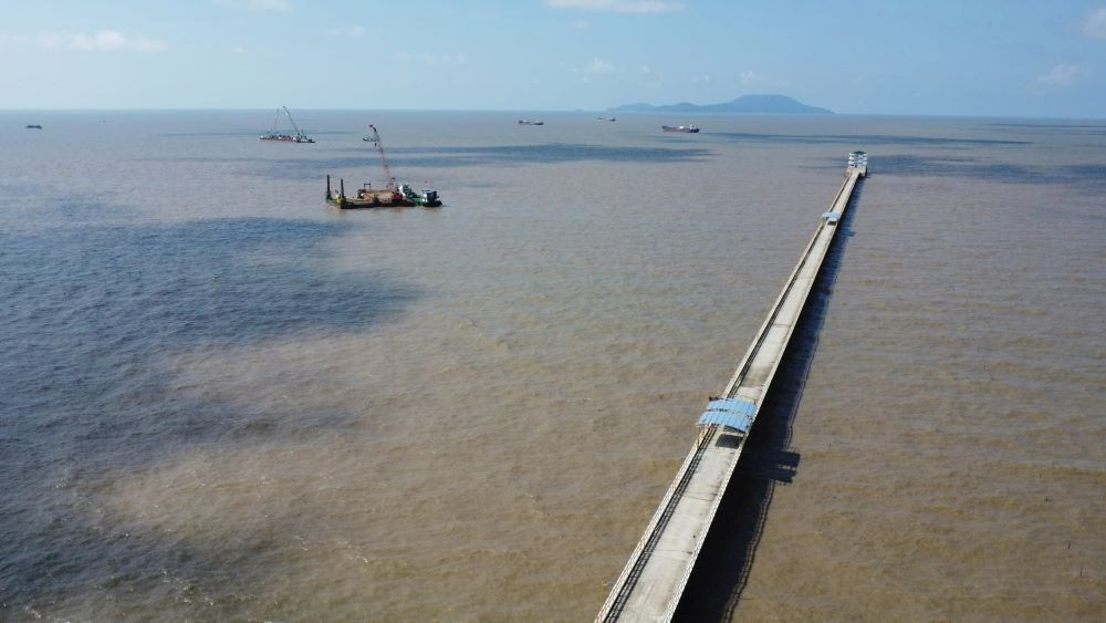 Bất động sản 24h: Đang thi công cầu vượt biển lớn nhất Việt Nam