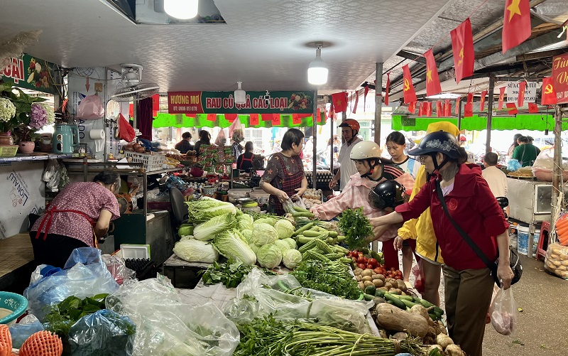 Giá thực phẩm tăng cao sau mưa lũ đẩy CPI tháng 11 tăng 0,45%