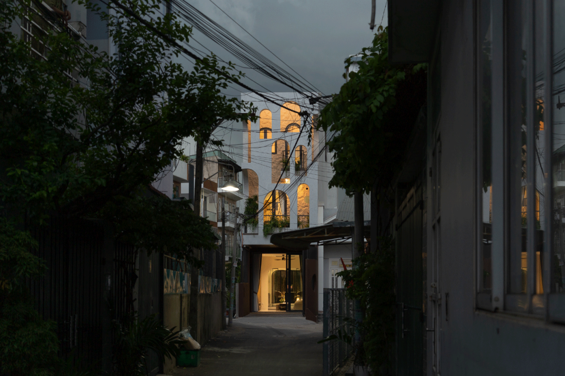 Nhà ống 80m2 TP.HCM: Thánh đường lệch tầng rực nắng giữa lòng đô thị nén- Ảnh 1.