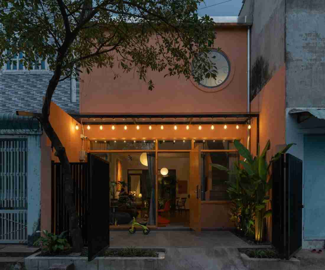 Nhà Hóc Môn 80m2: Tối ưu không gian bằng kiến trúc Bauhaus và sắc cam đột phá