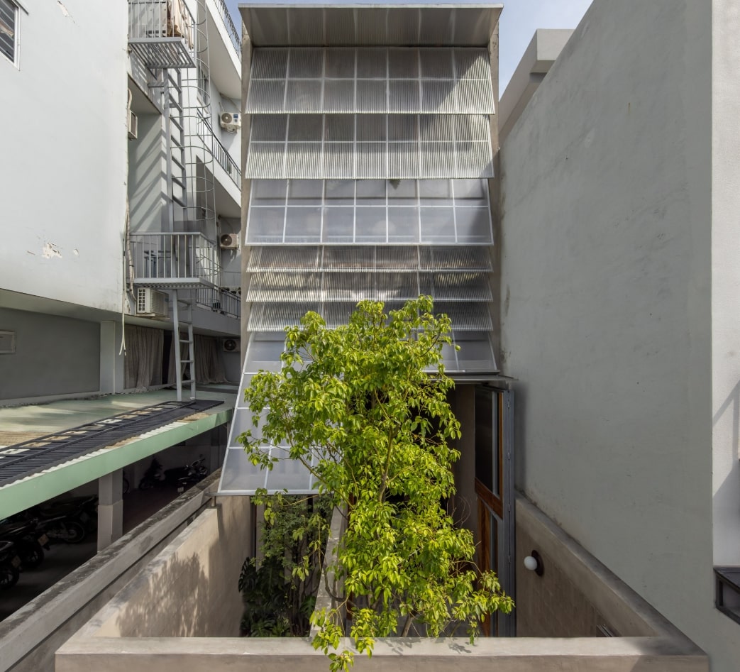 Ngôi nhà ống 3 tầng cuối hẻm TP.HCM mang lớp vỏ biết thở và biết đọc