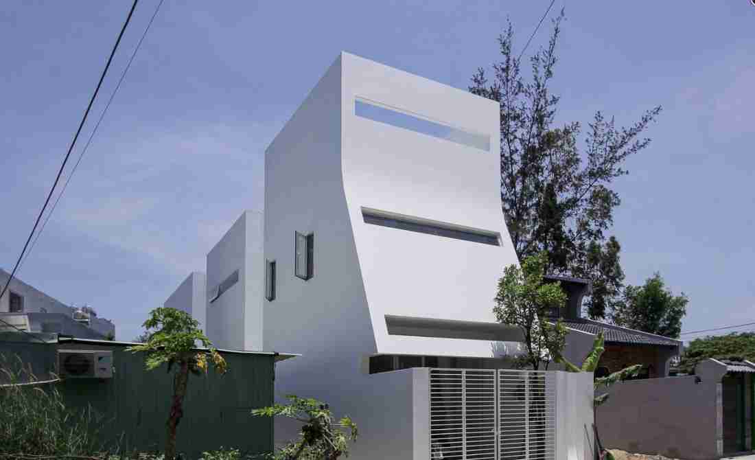 3 khu vườn, 3 giếng trời và dòng chảy giải nhiệt cho nhà phố hướng Tây Đà Nẵng