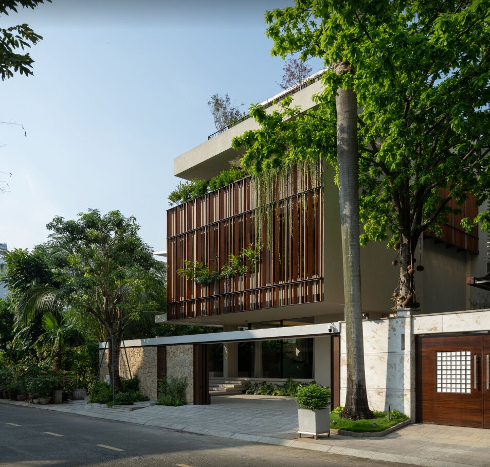Biệt thự TP.HCM: khúc biến tấu giữa khối tích bay và hệ lam gỗ xanh bền vững