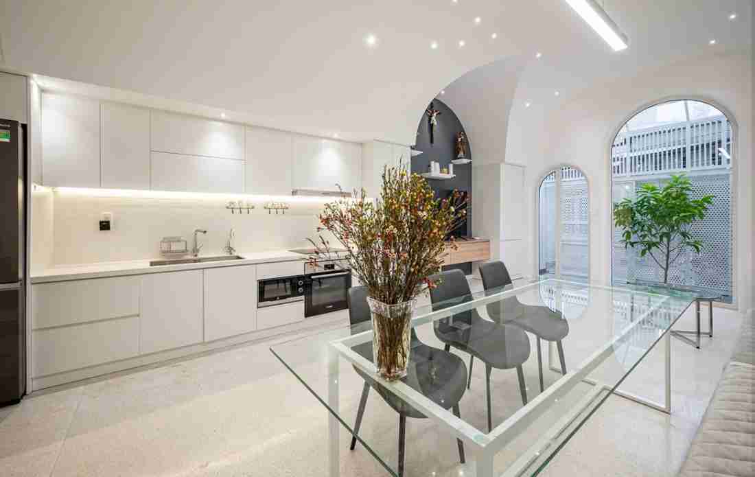 Nghệ thuật mặt tiền lớp kép và cầu thang xuyên sáng cho nhà hẻm Tân Phú