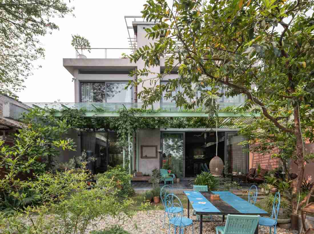 Nhà vườn ven sông Hà Nội: Khi giải pháp xếp chồng bồi đắp nên vẻ đẹp mộc bản