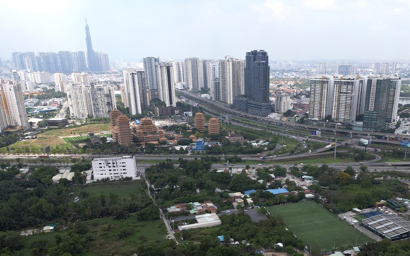 Áp lực lãi suất chưa hạ nhiệt, doanh nghiệp bất động sản TP.HCM ra hàng thận trọng