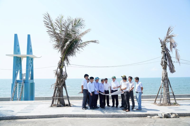 Chủ tịch UBND tỉnh Lâm Đồng kiểm tra vị trí dự kiến triển khai dự án đường ven biển