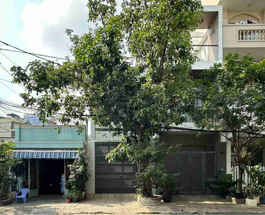 Giải mã nhà ống Tây Bắc TP.HCM hạ nhiệt bằng những khoảng thở và trục ánh sáng