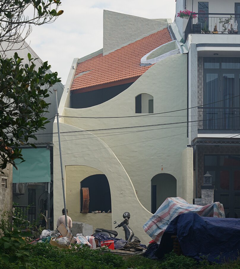 Khám phá nhà ống 5m x 16m tại Hội An với nghệ thuật đường cong và lệch tầng