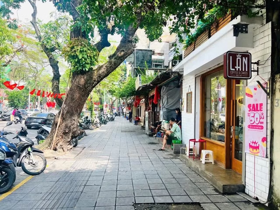 Một mét vuông vỉa hè ở trung tâm Hà Nội dự kiến có giá thuê ngang một suất gửi xe